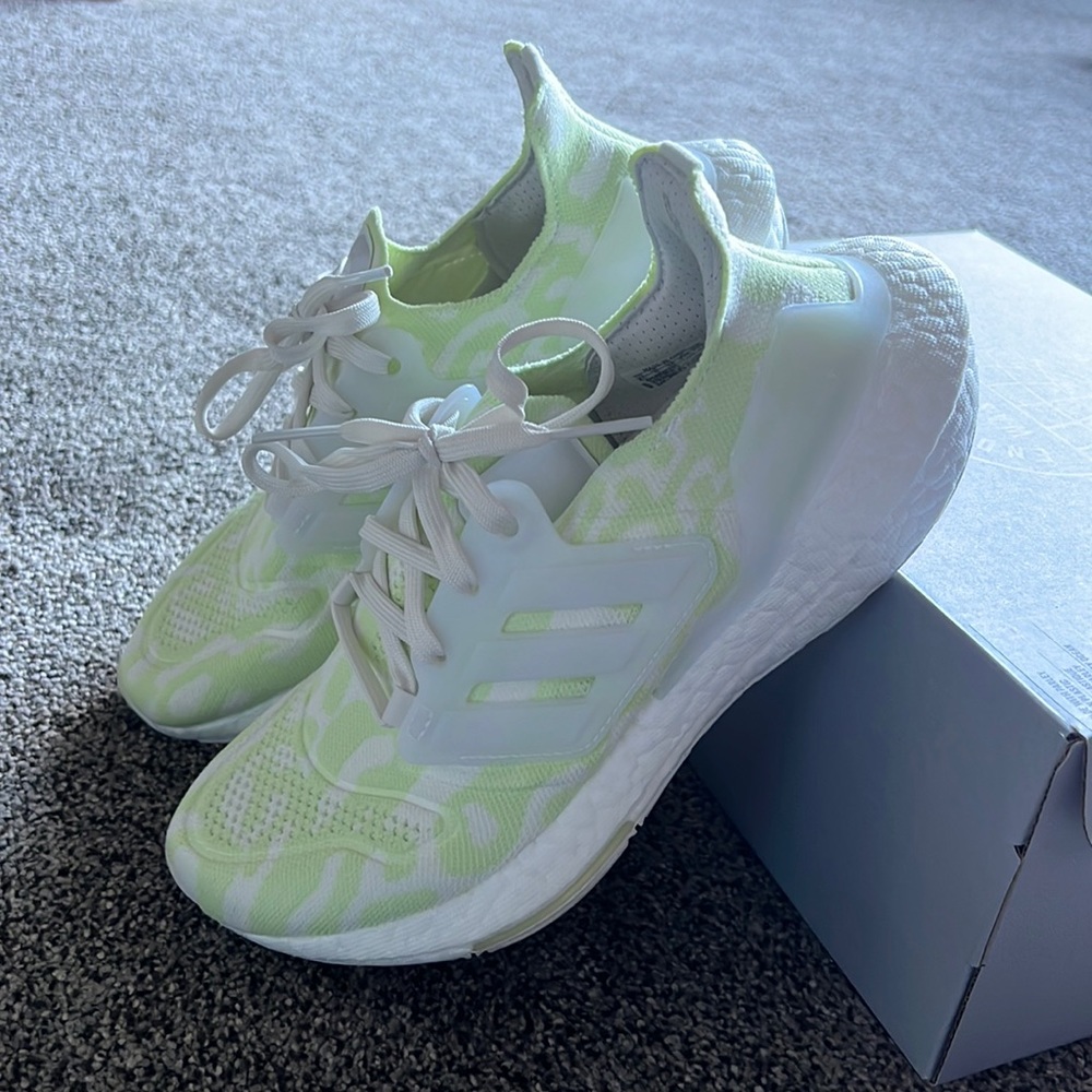 Women’s 6.5 Adidas Ultraboosts 22